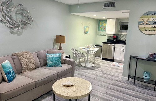 Sarasota Condo | Paradise Awaits: Walk to Beach & Savor St. Armands