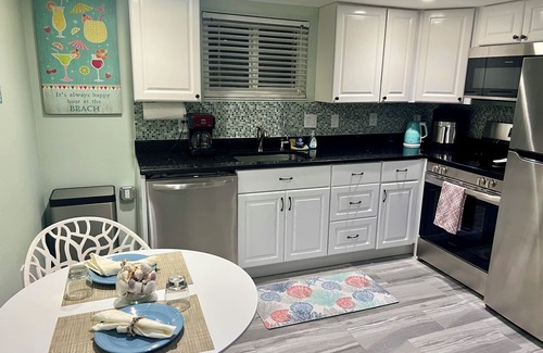 Sarasota Condo | Paradise Awaits: Walk to Beach & Savor St. Armands
