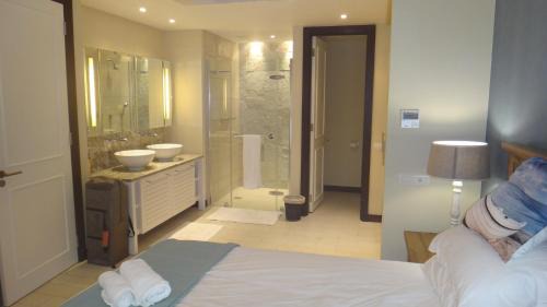 Mahe Island Apartment | Oceanfront Escape at Island View Apartment - Rated 9.5/10