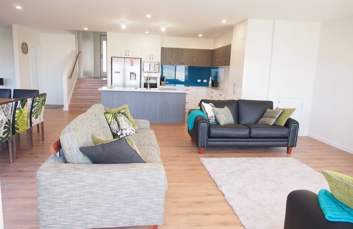 Riverside House | Family-Friendly Island View House with Breathtaking Vistas