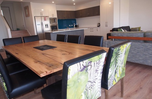 Riverside House | Family-Friendly Island View House with Breathtaking Vistas