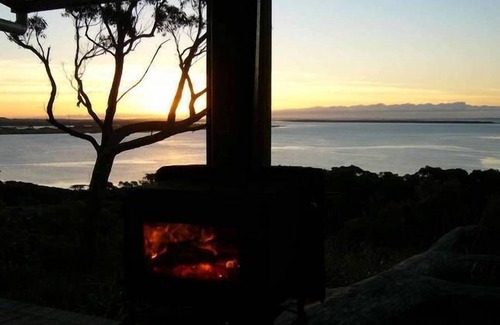 Smithton Cottage | Pet-Friendly Island View Spa Cottage - Rated 9.6/10