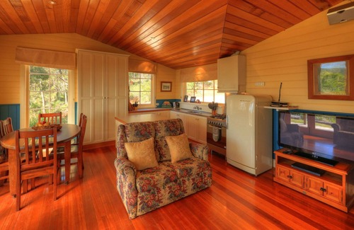 Smithton House | Relaxing Island View Spa Cottage with Pet-Friendly Amenities