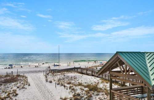 Fort Walton Beach Apartment | Oceanfront Islander Beach Resort 305 with Pool Access