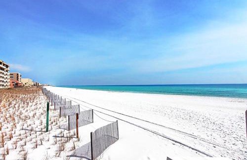 Fort Walton Beach Apartment | Oceanfront Islander Beach Resort 305 with Pool Access