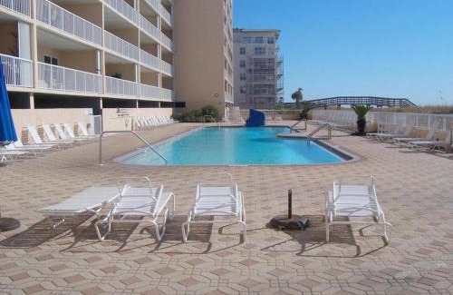 Fort Walton Beach Apartment | Oceanfront Islander Beach Resort 305 with Pool Access