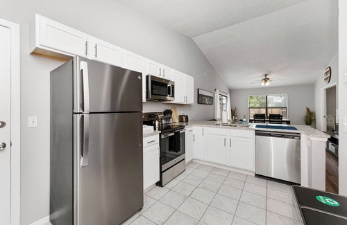 Southside House | Pet-Friendly Islander Oasis: Ocean View Cottage Retreat