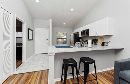 Southside House | Pet-Friendly Islander Oasis: Ocean View Cottage Retreat