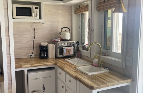Dunmore Town Cottage | Islander Turtle Peek - Waterfront Tiny Cottage with Breakfast