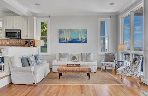 Ocean Point House | “Island’s Edge” at 45 Ocean Point|Oceanfront|Two Oceanfront Decks|All New Master Bath|Close to Oc.
