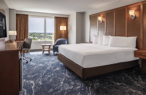 Washburn Hotel | Relax at Isle Casino Hotel - Waterloo with Pool & Spa