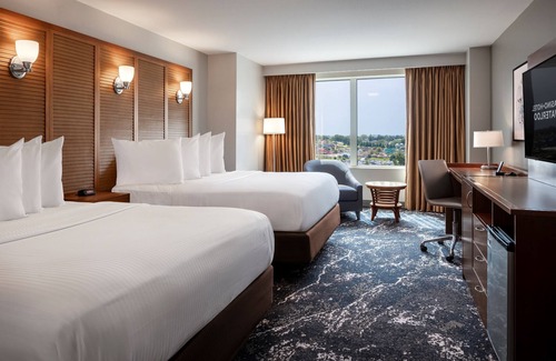 Washburn Hotel | Relax at Isle Casino Hotel - Waterloo with Pool & Spa