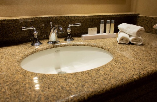 Washburn Hotel | Relax at Isle Casino Hotel - Waterloo with Pool & Spa