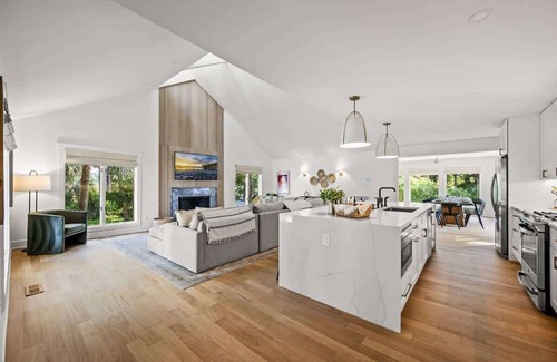 Isle of Palms House | Private Pool Retreat for Pets - Isle of Palms Escape