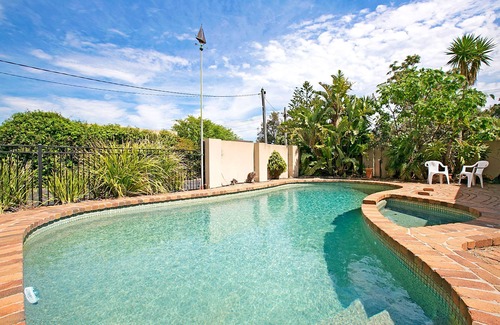 Frankston House | Relax at Isle of Serenity Guesthouse with Oceanfront Views