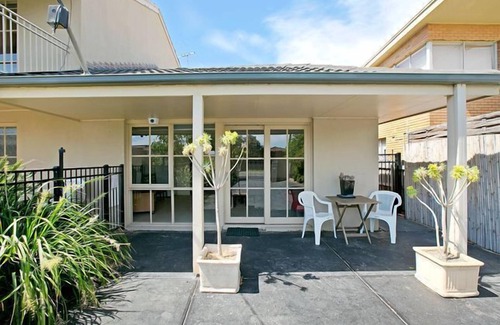 Frankston House | Relax at Isle of Serenity Guesthouse with Oceanfront Views