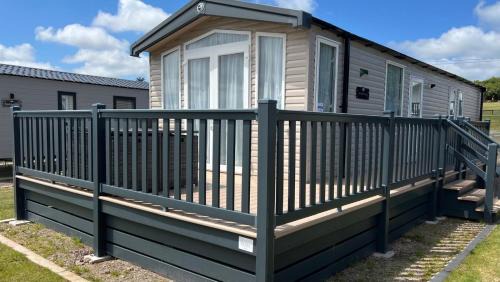 Cowes House | Experience Oceanfront Bliss at Medina Rise Thorness Bay