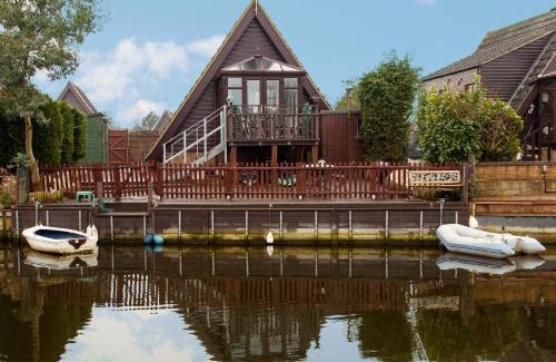 Thistley Green Cabin | Isleham River Lodge: Pet-Friendly Retreat with Breakfast Included