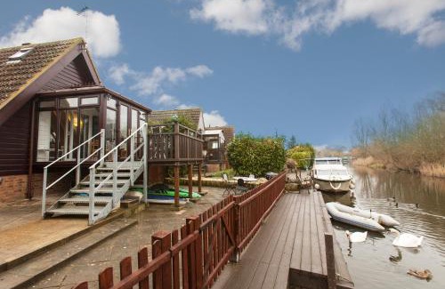 Thistley Green Cabin | Isleham River Lodge: Pet-Friendly Retreat with Breakfast Included