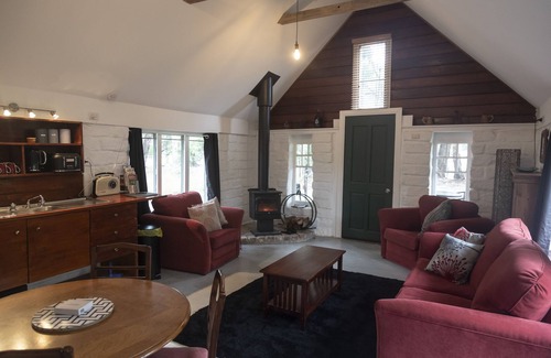 Yendon Cottage | Enjoy Your Stay at the Inviting Dam Cottage with Ocean Views