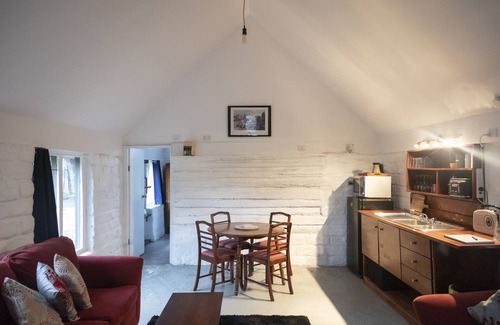 Yendon Cottage | Enjoy Your Stay at the Inviting Dam Cottage with Ocean Views