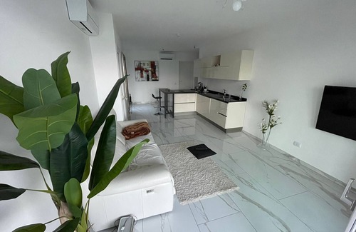 Carciano Apartment | Indulge in Isole Apartment with Pool & Lake View