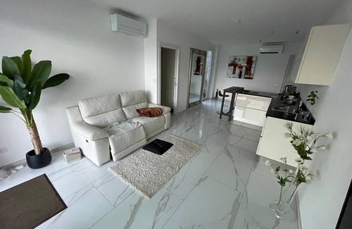 Carciano Apartment | Indulge in Isole Apartment with Pool & Lake View