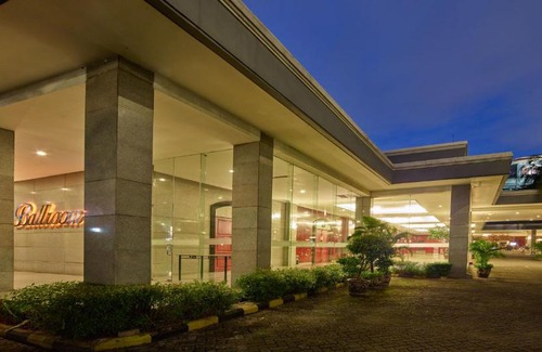 Cibodas Hotel | Guest Favorite: Istana Nelayan Hotel with Great Amenities