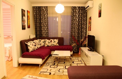 Esenyurt Apartment | Explore Istanbul: Furnished Rentals with Pool & Kitchen