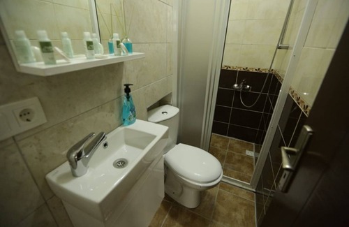 Gumussuyu Mahallesi Apartment | Discover ISTANBYL - Family-Friendly Double Bedroom