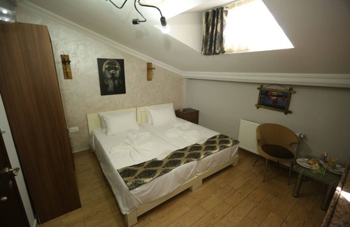Gumussuyu Mahallesi Apartment | Discover ISTANBYL - Family-Friendly Double Bedroom