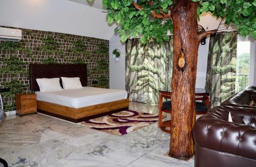 Perintalmanna House | Discover Isthira Home Stay: Family-Friendly with Pool Access
