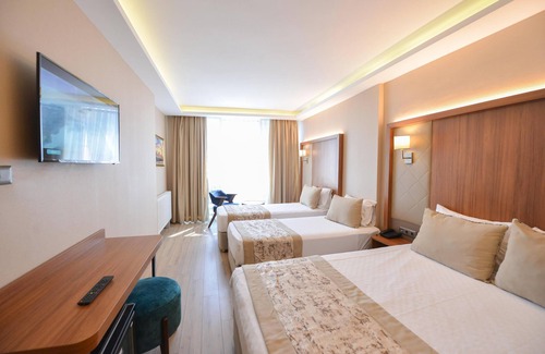 Arnavutkoy Hotel | Discover Istport Hotel: Guest Rated 8.6 with Great Amenities