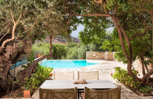 Kalo Chorio House | Relaxing Istron Maisonettes with Private Pool and Pets Welcome