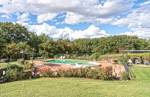 Castroncello Villa | 10/10 Rated Dimora di Castroncello: Pool & Pet Friendly