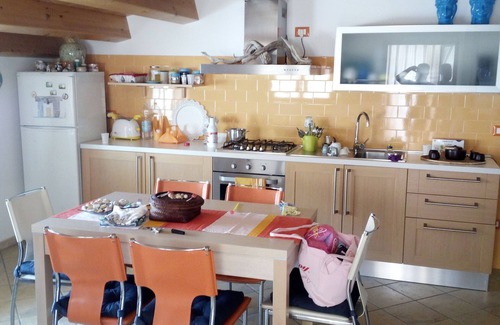 Casuzze House | Oceanfront Casuzze Holiday Home with Breakfast & Kitchen