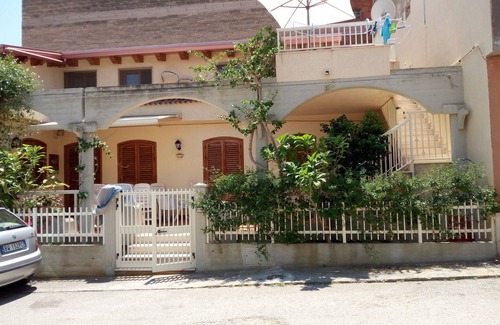 Casuzze House | Oceanfront Casuzze Holiday Home with Breakfast & Kitchen
