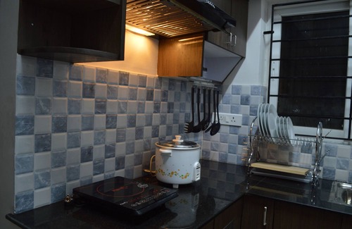 Karappakam Apartment | Modern IT Hub Condo with Fast WiFi and Lake View