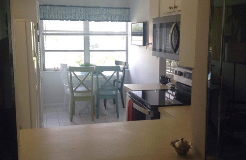 Central Naples Condo | Ideal Naples Retreat: Pools, Spa & Tennis Near the Beach