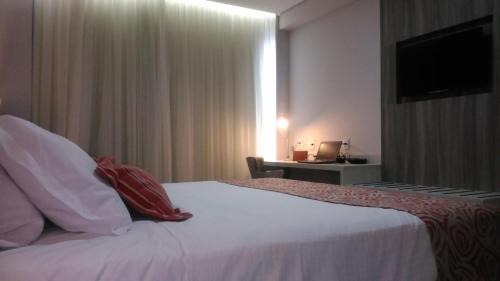 Itabira Hotel | IT Itabira Hotel: Pet-Friendly Stay with Pool & Hot Tub