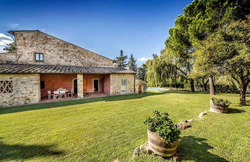 Chiocchio Cottage | Idyllic Farmhouse Retreat with Private Pool in Vineyards