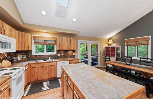Harbert Cottage | Unleash Fun at 'It's a Dog's Life' - Pet-Friendly Retreat!