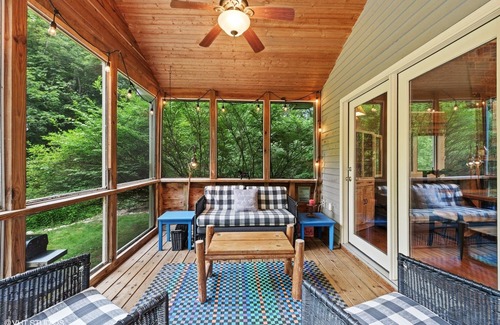 Harbert Cottage | Unleash Fun at 'It's a Dog's Life' - Pet-Friendly Retreat!