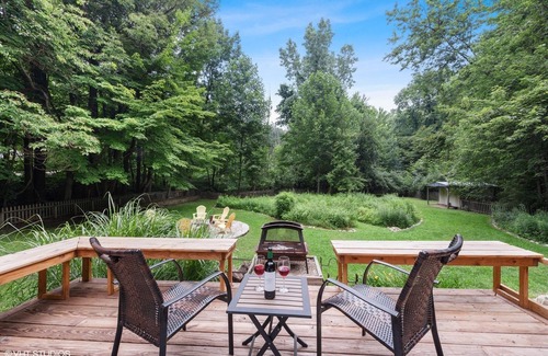 Harbert Cottage | Unleash Fun at 'It's a Dog's Life' - Pet-Friendly Retreat!