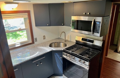 Pocono Lake Cottage | Autumn Getaway: Book Now for Lake View Relaxation