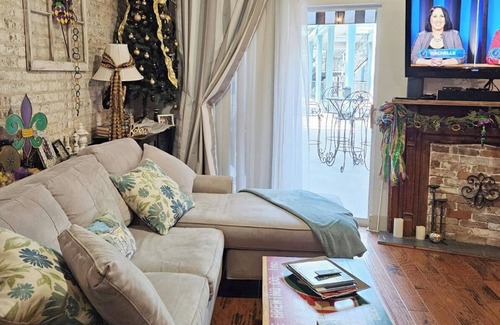 French Quarter Apartment | Book Your 1B/1B Retreat with Patio and Garage Parking!