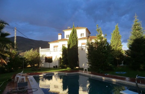 Jatar Apartment | Experience a Friendly Retreat with Pool & Spa Amenities