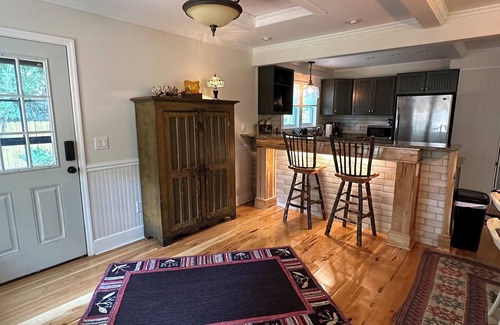 Bolton Landing House | Perfectly Located Stroll Hotel with Pool and Breakfast