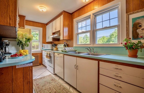 Manchester House | Ideal Reunion House with Fireplace, Piano & Indoor Pool