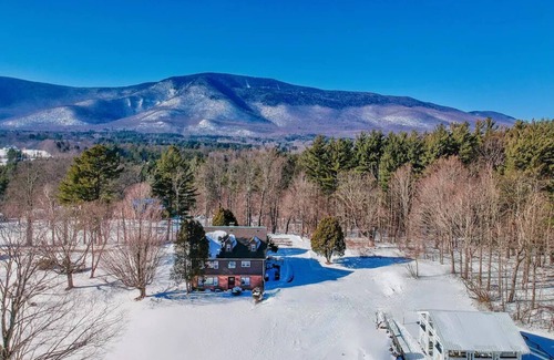 Manchester House | Ideal Reunion House with Fireplace, Piano & Indoor Pool